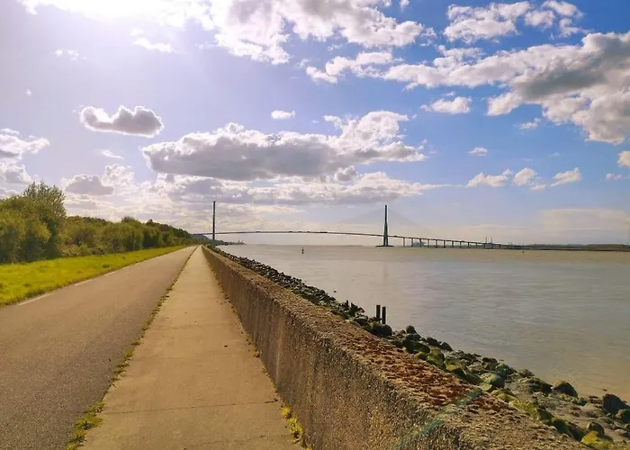 Holiday home Domaine Des Cerisiers - Acces Direct Piste Cyclable Reliant Honfleur - Parking Prive - Grand Jardin *